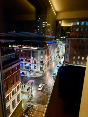Winner of 2025 Traveller Award - 2 double bed room suite in heart of Leeds city centre with Netflix & WiFi
